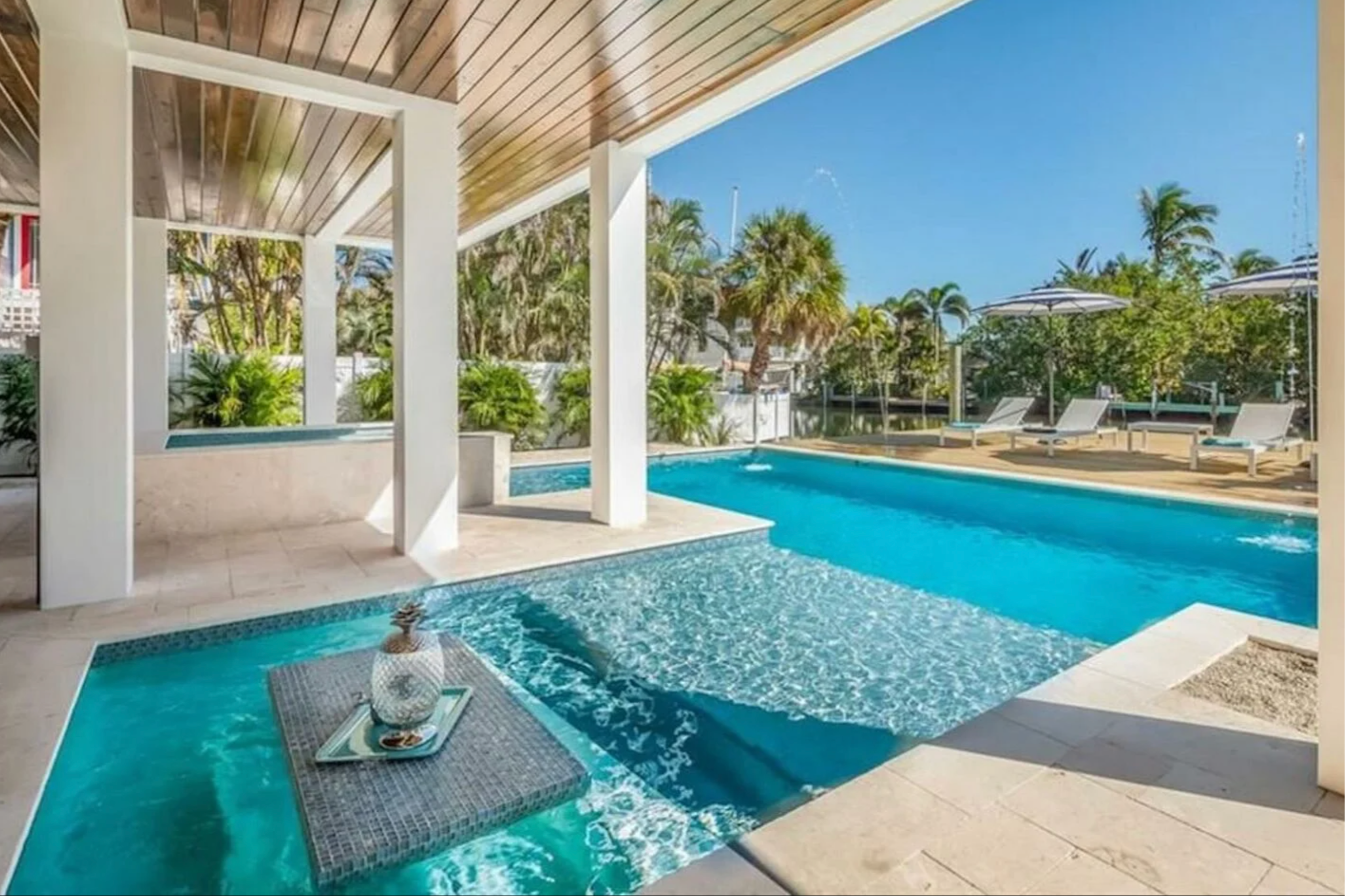 Vacation rental with a beautiful private pool, located at our Sea La Vie Beach House on the North End of Anna Maria Island. Close to everything, from Pine Avenue’s shops, Bayfront Park, and Gulf beaches, this house has it all.
